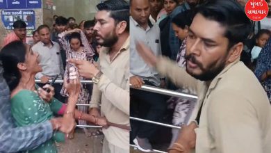 રાજકોટ બસ સ્ટેન્ડમાં બસ ડ્રાઈવર અને મહિલા મુસાફર વચ્ચે થતી બોલાચાલીનું દૃશ્ય.