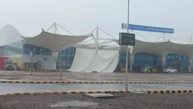 રાજકોટના હિરાસર ઇન્ટરનેશનલ એરપોર્ટના ટર્મિનલની અંદરની છતમાંથી પાણી પડતું હોય