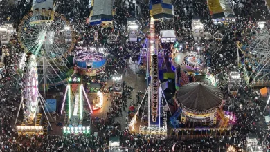 રાજકોટના રેસકોર્સ મેદાનમાં યોજાયેલ લોકમેળાનું ડ્રોન દૃશ્ય, જેમાં હજારોની મેદની દેખાય છે.