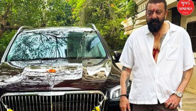 સંજય દત્ત પોતાની નવી લક્ઝરી કાર મર્સિડીઝ-મેબેક જીએલએસ 600 પાસે ઊભો છે.