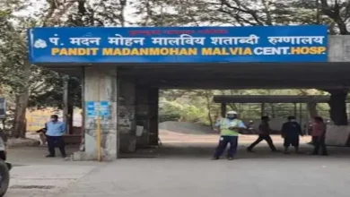 ગોવંડીની શતાબ્દી હોસ્પિટલનું દૃશ્ય, બહાર લોકો.