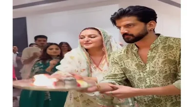 અભિનેત્રી સોનાક્ષી સિન્હા તેના પતિ ઝહીર ઇકબાલ સાથે ગણેશ ચતુર્થી પર સલમાન ખાનના ઘરે આરતી કરતા અને ખાન પરિવાર સાથે જોવા મળતી તસવીર.