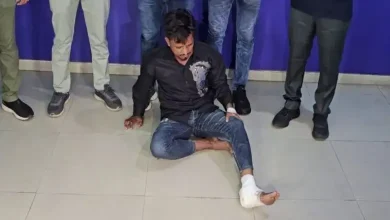 સુરતમાં પોલીસની ક્રાઈમ બ્રાન્ચ ટીમ આરોપીની ધરપકડ કરતી હોય તેવું દૃશ્ય