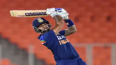 ભારતીય ક્રિકેટર સૂર્યકુમાર યાદવ T20 મેચ દરમિયાન બેટિંગ કરતા, જે એશિયા કપમાં 150 સિક્સરનો રેકોર્ડ બનાવવાના આરે છે.