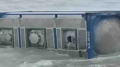 દ્વારકાના દરિયાકિનારે તણાઈ આવેલું અજાણ્યું કન્ટેનર