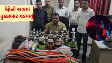 અમદાવાદઃ શહેરમાં એસજી હાઇવે પર કેફેની આડામાં ચાલતું હુક્કાબાર ઝડપાયું હતું. મહંમદપુરા રોડ પર આલા બ્રુ રોસ્ટ કેફેમાંથી વિવિધ હર્બલ ફ્લેવરની જગ્યાએ નિકોટીનયુક્ત હુક્કા આપવામાં આવતા હતા.
