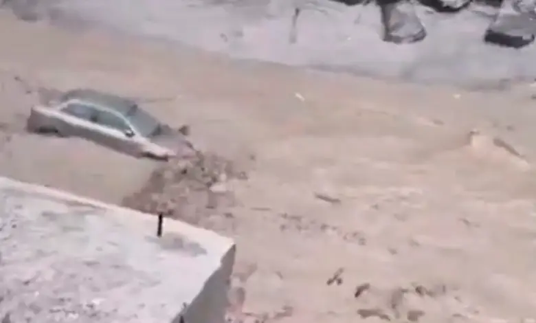 Uttarkashi-floods: Aadmi hai isme... There was a man in the car that was floating like a paper boat, but why save him, watch the video