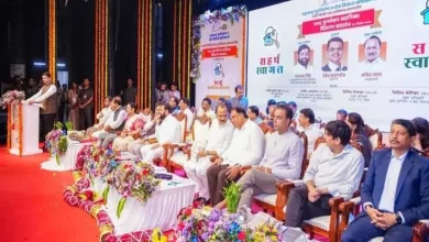 મહારાષ્ટ્રના મુખ્યમંત્રી દેવેન્દ્ર ફડણવીસ વર્લી બીડીડી ચાલીના રહેવાસીઓને નવા ઘરની ચાવી આપતા.