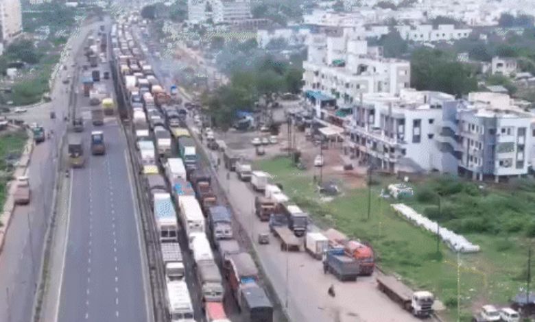 અમદાવાદ-મુંબઈ હાઇ-વે પર ફરી વખત 15 કિ.મી.નો ટ્રાફિકજામઃ વાહનચાલકોને હાલાકી
