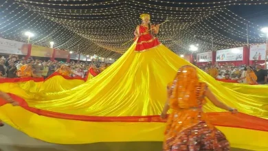 50 ફૂટની વિશાળ ચણિયાચોળીમાં એક બાળા રાસ રમી