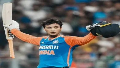 ભારતીય ક્રિકેટ ટીમનો ખેલાડી અભિષેક શર્મા બેટિંગ કરી રહ્યો છે.