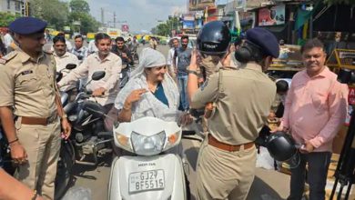 અમદાવાદમાં પોલીસની નવતર પહેલ, હેલ્મેટ પહેર્યા વગરન લોકોને હેલ્મેટ વિતરણ કર્યું