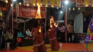 જૂનાગઢની વણઝારી ચોકની ગરબીમાં બાળાઓ માથા પર સળગતી ઇંઢોણી લઈને ગરબા રમી રહી છે.