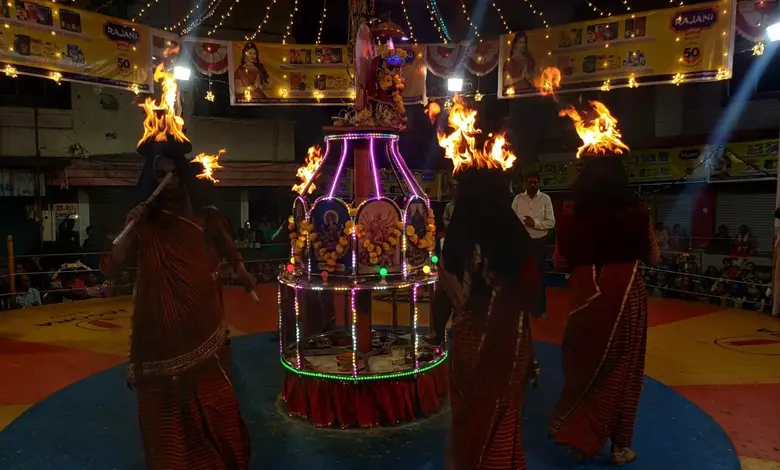 જૂનાગઢની વણઝારી ચોકની ગરબીમાં બાળાઓ માથા પર સળગતી ઇંઢોણી લઈને ગરબા રમી રહી છે.
