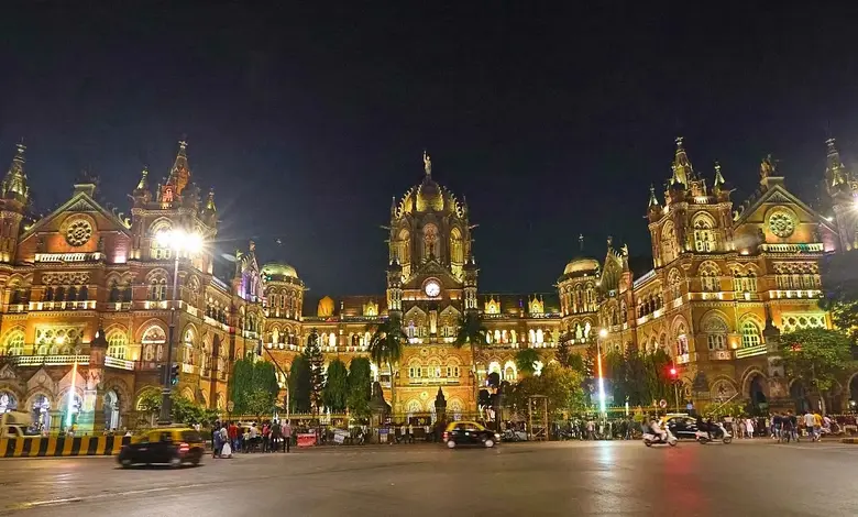 મુંબઈના સીએસએમટી સ્ટેશન બહારથી