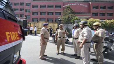 દિલ્હીમાં ફરી એક વાર અનેક સ્કૂલોને બોમ્બથી ઉડાવવાની ધમકી, પોલીસે તપાસ શરુ કરી નવી દિલ્હી : દિલ્હીમાં ફરી એકવાર સ્કૂલોને બોમ્બથી ઉડાવવાની ધમકી આપવામાં આવી છે. જેમાં અનેક શાળાઓને બે મેસેજ આવ્યા છે. આ સ્કૂલોમાં ડીપીએસ, દ્વારકા, કૃષ્ણા મોડેલ પબ્લિક સ્કૂલ અને સર્વોદય વિદ્યાલયનો સમાવેશ થાય છે. જેની બાદ બોમ્બ ડિસ્પોઝલ સ્ક્વોડ સાથે પોલીસ શાળાઓમાં પહોંચી છે. તેમજ સલામતીના ભાગરૂપે શાળાને ખાલી કરાવવામાં આવી છે. પોલીસ સંપૂર્ણ કેમ્પસમાં તપા કરી રહી છે. જો કે, અત્યાર સુધી કંઈ શંકાસ્પદ વસ્તુ નથી મળી.