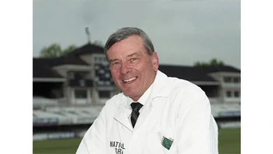 પ્રસિદ્ધ ક્રિકેટ અમ્પાયર ડિકી બર્ડનો ફોટો, તેમના મૃત્યુના સમાચારની પુષ્ટિ કરતો લેખ.