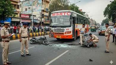 નાશિકમાં અકસ્માત સ્થળ, જ્યાં એક ST બસ અને મોટરસાઇકલ વચ્ચે ટક્કર થઈ છે અને પોલીસ અધિકારીઓ હાજર છે.