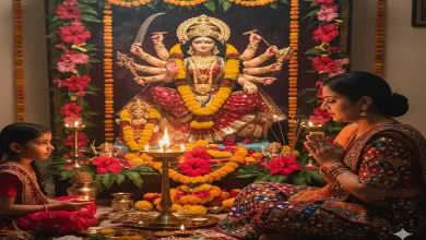 નવરાત્રિ દરમિયાન માતા દુર્ગાની પૂજા કરતા ભક્તો.