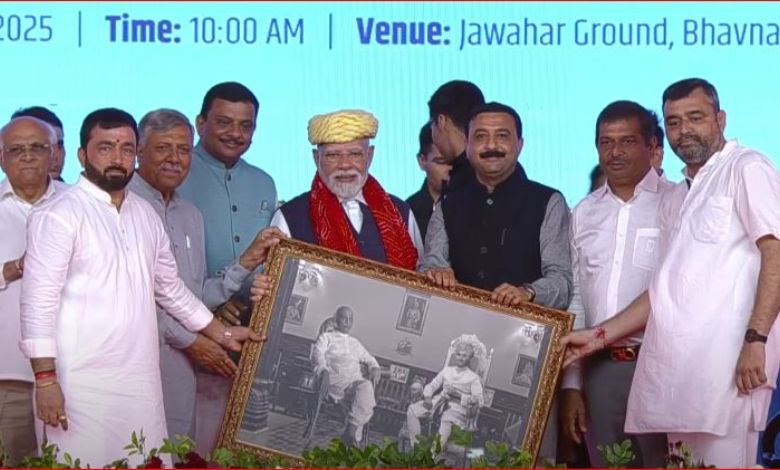 'ભાવસભર ભાવેણામાં PMનું સ્વાગત': ચાંદીનો ગરબો, પાઘડી, સરદાર પટેલની પ્રતિમા આપી પીએમનું સ્વાગત કરાયું