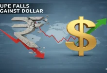 ભારતીય ચલણનો લોગો અને અમેરિકન ડૉલરનો લોગો બાજુમાં દર્શાવતા.