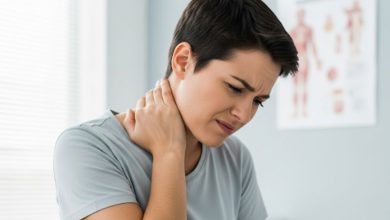 સર્વાઈકલના દુખાવાથી પરેશાન છો? આ સરળ ટીપ્સ તમને આપશે રાહત ફિઝિયોથેરપીના મહત્વને ઉજાગર કરવા માટે દર વર્ષે 8 સપ્ટેમ્બરે વિશ્વ ફિઝિયોથેરપી દિવસ ઉજવવામાં આવે છે. સામાન્ય રીતે અત્યારે સમયમાં નોકરીયાલોકો બેઠાળુ જીવન જીવતા હોય છે. જેના કારણે તમને સર્વાઈકલ દુખાવાની સમસ્યા થવાની શક્યતા રહે છે અથવા તો કેટલાક લોકો સમસ્યાનો સામનો કરતા હોય છે. આવી પરિસ્થિતિમાં તમને ક્યારેક ફિઝિયોથેરપિસ્ટની સલાહની જરૂર પડી જ હશે. ખાસ કરીને સર્વાઈકલના દુખાવાથી બચવા અથવા તેમાંથી રાહત મેળવવા ઈચ્છતા લોકોએ કેટલીક સરળ ટિપ્સ આજથી જ અપનાવવાનું શરૂ કરવું જોઈએ. આ ટિપ્સ રોજિંદા જીવનમાં સરળતાથી અપનાવી શકાય છે અને તે શરીરને સ્વસ્થ રાખવામાં મદદ કરે છે.