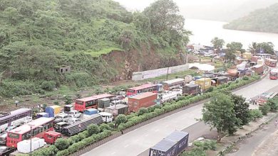 મુંબઈ-આગ્રા હાઈવે પર એલપીજી ટેન્કર પલટી ખાતા કલાકો સુધી ટ્રાફિક ખોરવાયો મુંબઈ: નાશિક જિલ્લામાં મુંબઈ-આગ્રા નેશનલ હાઈવે પર ચાંદવાડ નજીક એલપીજી ટેન્કર પલટી ખાઈ જતા ગેસનું ગળતર થવા માંડ્યું હતું, તેને કારણે સ્થાનિક રહેવાસીઓમાં ગભરાટ ફેલાઈ ગયો હોવાનું પોલીસે જણાવ્યું હતું. તો સાથે જ હાઈવે પર કલાકો સુધી ટ્રાફિક જૅમ થઈ ગયો હતો. મોડી સાંજ બાદ ગળતરને રોકવામાં સફળતા મળી હતી.