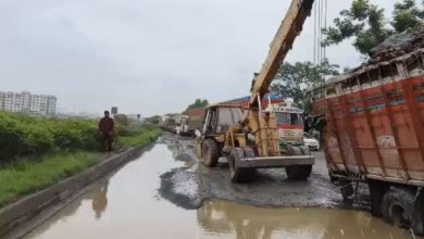 નેશનલ હાઇવે 48 પર ટ્રક ખાડામાં ફસાઈ, અમદાવાદ-મુંબઈ માર્ગ પર 2 કિલોમીટર લાંબો ટ્રાફિક જામ!