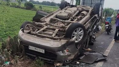 ઇનોવા કાર પલ્ટી જતા રાજકોટની આરકે યુનિવર્સિટીના ત્રણ વિદ્યાર્થીના મોત, સાણંદ પાસે સ્કૂલવાન પલટતાં 10 વિદ્યાર્થી ઘાયલ