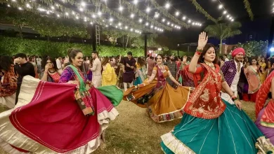 નવરાત્રિ ગરબાના રંગીન દ્રશ્યો.