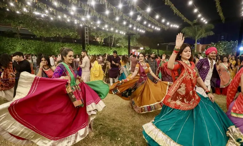નવરાત્રિ ગરબાના રંગીન દ્રશ્યો.