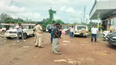 ગુનાના સ્થળની પ્રતીકાત્મક છબી, જેમાં એક એમ્બ્યુલન્સ અને પોલીસની ગાડીઓ દેખાય છે, જે ગંભીર ગુનાની ઘટના સૂચવે છે.