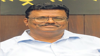 પુણે APMCના માર્કેટિંગ ડિરેક્ટર વિકાસ રસાળે પોતાની નિયુક્તિના આદેશ પર સહી કરતા, સરકારી બેદરકારી દર્શાવતો ફોટો.