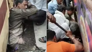 રેલવે પ્લેટફોર્મ પર રાહત ટીમ, જે મુસાફરને બચાવવા માટે કામ કરી રહ્યા છે.