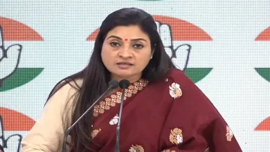 ભીડ ભેગી કરવા સાડી અને કૉંગ્રેસની ટોપી વહેંચી: અલકા લાંબાનો વીડિયો વાયરલ, યુઝર્સે કર્યા ટ્રોલ