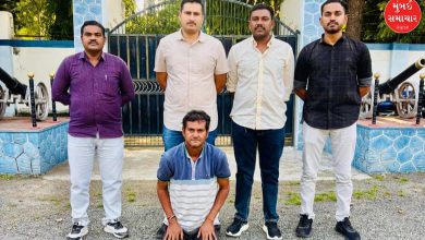 અમરેલી LCB પોલીસની ટીમ એક આરોપીને પકડી રહી છે