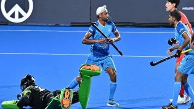 હૉકી મેચમાં ભારતીય ખેલાડીઓ ગોલનો આનંદ મનાવતા.