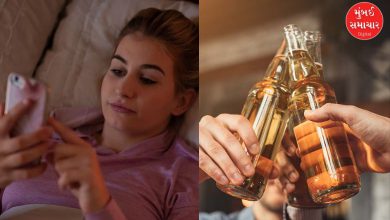 એક વ્યક્તિ રાત્રે સૂતી વખતે મોબાઈલમાં રીલ્સ સ્ક્રોલ કરી રહી છે.