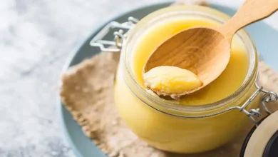 એક બાઉલમાં પીગળેલું શુદ્ધ ઘી.