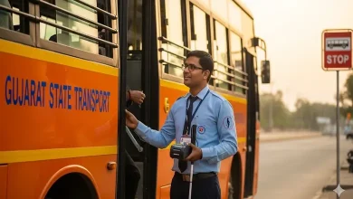 ગુજરાત એસ. ટી. બસનો ફોટો, જે રાજ્ય માર્ગ અને વાહન વ્યવહાર નિગમ દ્વારા દિવ્યાંગ કંડકટરની ભરતી સૂચવે છે.