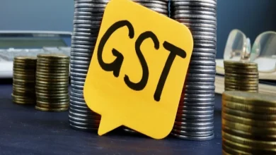 સૂર્યપ્રકાશમાં લગાવેલી સોલાર પેનલ્સ, જે રિન્યુએબલ એનર્જી પર જીએસટી ઘટાડાનું પ્રતીક છે.