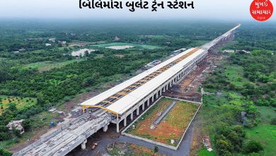 ગુજરાતમાં બની રહેલા બિલિમોરા બુલેટ ટ્રેન સ્ટેશનનો ડ્રોન વ્યૂ, જેમાં પીળા રંગના પિલર અને સ્ટેશનની આસપાસ હરિયાળી દેખાય છે. આ તસવીર ભારતમાં બુલેટ ટ્રેનના કામની પ્રગતિ દર્શાવે છે.