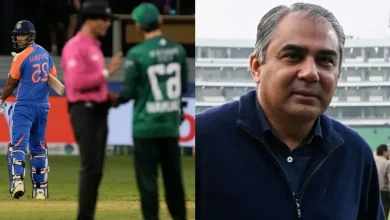 એશિયા કપ 2025 ના લોગોની છબી સાથે ક્રિકેટ મેદાન, જે ભારત અને પાકિસ્તાન વચ્ચેના હેન્ડશેક વિવાદને રજૂ કરે છે.