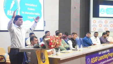 આમ આદમી પાર્ટીના ગુજરાત પ્રદેશ પ્રમુખ ઈસુદાન ગઢવી રાજકોટમાં ASAP કાર્યક્રમમાં ભાષણ આપી રહ્યા છે.