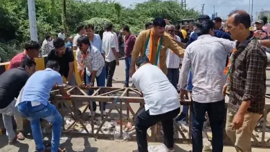 જામનગરના હાપા બ્રિજ પર કોંગ્રેસના કાર્યકરો