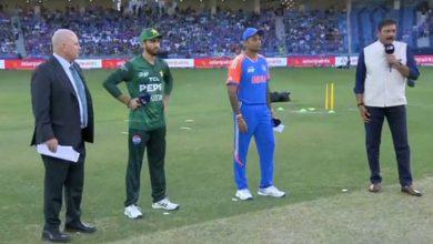 Suryakumar shook hands with Pycroft, but the Pakistani captain ignored Pycroft!