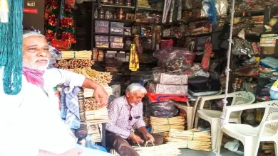 કચ્છના નિરોણા ગામના કારીગરો દ્વારા હાથથી બનાવેલા લાકડાના દાંડિયા, જે નવરાત્રિ માટે તૈયાર છે. આ દાંડિયા ગુજરાત અને મુંબઈમાં લોકપ્રિય છે.