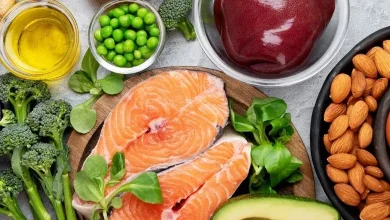 મેગ્નેશિયમ અને ઝીંકની જરૂરિયાત દર્શાવતું ઇન્ફોગ્રાફિક જેમાં ખોરાકના ચિત્રો છે.