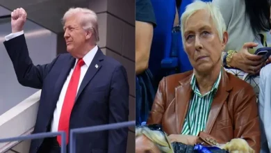 યુએસ ઓપન મેચ જોતા ડોનાલ્ડ ટ્રમ્પ, તેમની બાજુમાં બેઠેલા ટેનિસ ચાહકો.