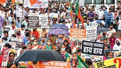 મહારાષ્ટ્રમાં મરાઠા અનામત સામે વિરોધ પ્રદર્શન કરી રહેલા OBC અને આદિવાસી સમુદાયના લોકો.